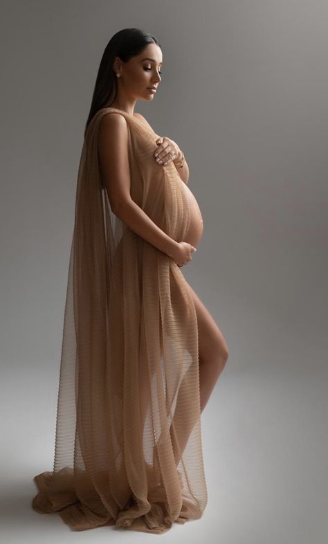 Maternity Shoot With Drapes, Maternity Photography With Fabric, Maternity Photography Fabric, Fabric Maternity Photography, Draped Maternity Shoot, Maternity Photography Dress Ideas, Partner Maternity Photos, Maternity Shoot With Fabric, Photoshoot Maternity Studio