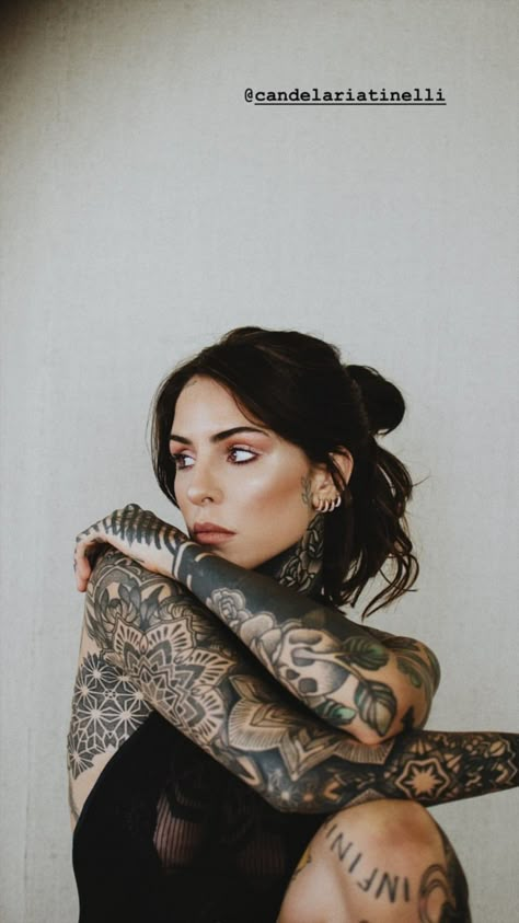 Model With Tattoos Female, Inked Magazine Photoshoot, Models With Tattoos Female, Tattoo Female Photoshoot, Tattoo Photo Shoot Ideas, Tattoo Model Photography Photo Shoot, Tattooed Woman Photography, Corporate Women With Tattoos, Tattooed Woman Photoshoot