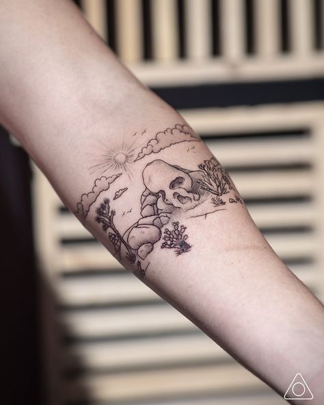 A fine line tattoo of Skull Rock, surrounded by desert plants and wild animals in Joshua Tree. Desert Inspired Tattoos, Desert Tattoos, Joshua Tree Tattoo, Tree Tatto, Reborn Tattoo, Desert Skull, Desert Tattoo, Agave Plants, Skull Rock