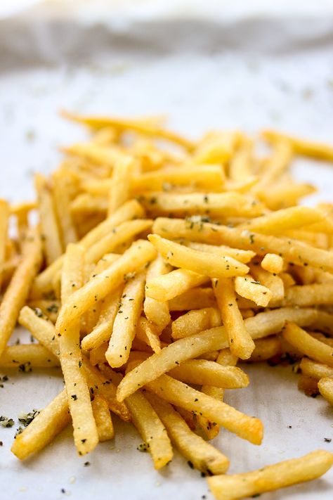 Lemon Dipping Sauce, Rosemary Fries, Garlic French Fries, Make French Fries, Potato Snack, Hungry Eyes, Recipes Potato, Making French Fries, Crispy French Fries