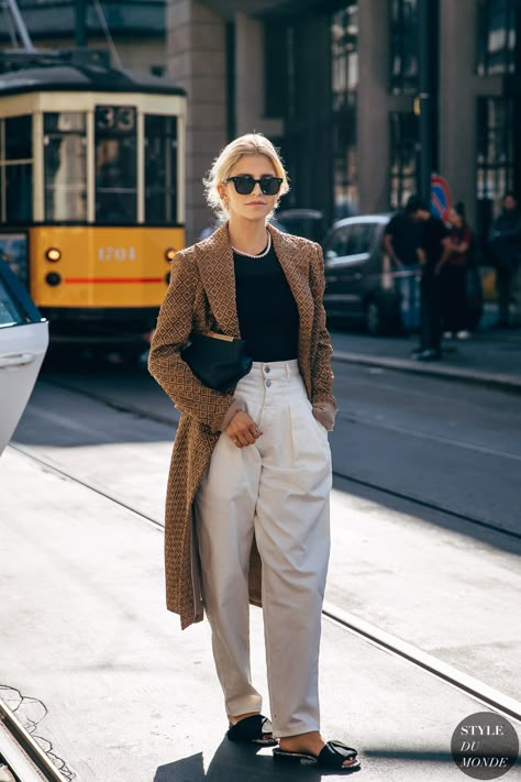 Pearls Outfit Casual, Dressing Classy, Outfit With Pearls, Pearl Outfit, Casual Pearls, Caroline Daur, 2020 Street Style, Reportage Photography, Tailored Clothes