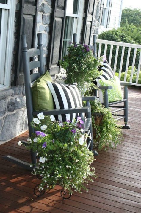 Terasse Ideas, Front Porch Flowers, Porch Flowers, Building A Porch, Summer Front Porches, Farmhouse Front Porches, Summer Porch, Diy Outdoor Decor, Farmhouse Front