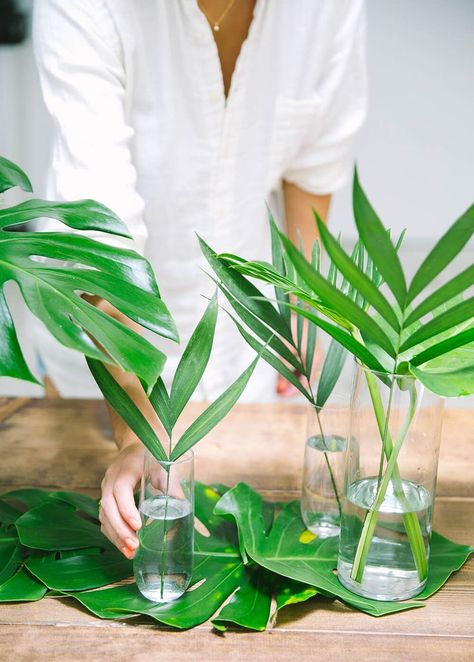 Leaves as a table runner... Easy Summer Dinner Party Lazy Girl Host Advice from a 20 Something Emily Henderson 3 Easy Summer Dinner, Summer Dinner Party, Jungle Thema, Easy Summer Dinners, Party Table Centerpieces, Dinner Party Decorations, Pasta Bar, Tafel Decor, Party Tablescapes