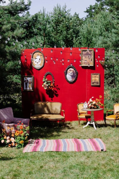 Backyard Wedding Whimsical, Weird Wedding Aesthetic, Vibrant Eclectic Wedding, Retro Backyard Wedding, Tacky Wedding Ideas, Wes Anderson Themed Wedding, Crazy Wedding Themes, Vintage 70s Wedding Aesthetic, Eclectic Wedding Reception