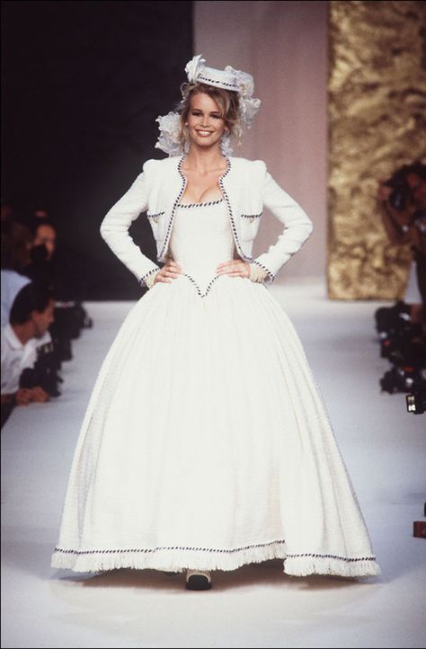 Claudia Schiffer lors du défilé Chanel haute couture automne-hiver 1991-1992 Chanel Wedding Dress, Chanel Wedding, Saint Laurent Dress, Haute Couture Wedding Dress, Dress Chanel, Chanel Dress, Couture Wedding Gowns, Chanel Couture, Dior Haute Couture