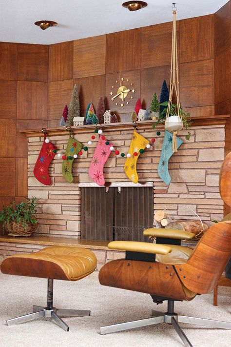 Unique original features and a mix of vintage and new décor make this 1958 MCM home in Idaho sparkle for the holidays—and beyond. Mcm Home, Retro Christmas Decorations, Mid Century Modern Christmas, Aluminum Christmas Tree, Mid Century Holiday, Kitsch Christmas, Christmas Apartment, Modern Christmas Decor, Mid Century Christmas