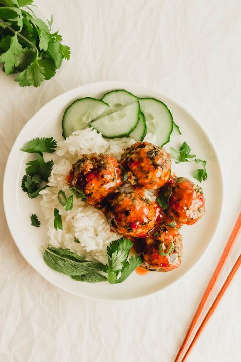 A white plate of rice and Thai pork meatballs glazed with chili sauce. Thai Pork Meatballs, Baked Pork Meatballs, Thai Meatballs, Oven Meatballs, Thai Basil Chicken, Meatballs And Rice, Pork Meatballs, Basil Chicken, Green Curry