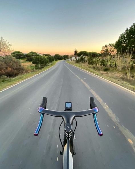 Triathlon Aesthetic Wallpaper, Hybrid Athlete Aesthetic, Road Bike Aesthetic, Road Bike Wallpaper, Cyclist Aesthetic, Race Bike Cycling, Aesthetic Bike Ride, Cycling Aesthetic, Aesthetic Bike