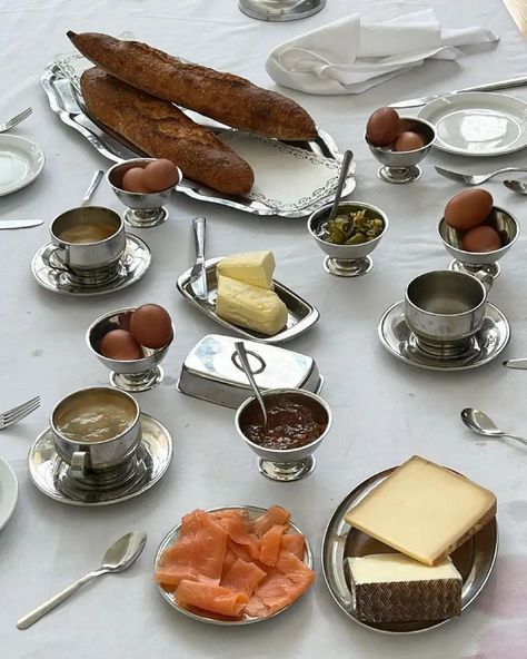 Design History: The Versatility of Stainless Steel in Interior Design Breakfast Spread, Food Table, Wine And Dine, Food Presentation, Pretty Food, Food Design, Food Styling, Aesthetic Food, Food Inspiration