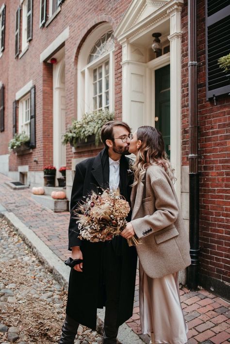 I loved shooting this artsy and sophisticated urban city elopement in Boston. Elopement Outfit Brides Casual, Casual Elopement, Picnic Reception, Boston Elopement, Fall Boston, Autumn Elopement, Casual Photoshoot, Casual Wedding Outfit, Photoshoot Winter