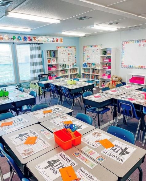 67 Best Classroom Setup Ideas for Back to School - Chaylor & Mads 4th Grade Classroom Setup, Diy Back To School Supplies, Classroom Setup Elementary, Classroom Seating Arrangements, Kindergarten Classroom Setup, Elementary Classroom Themes, Classroom Arrangement, Teacher Tired, Classroom Organization Elementary