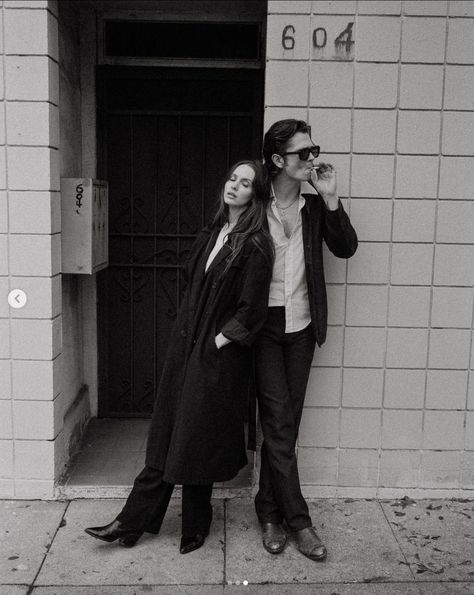 Rockstar Engagement Photos, Alternative Couple Outfits, Couple Modeling Poses, London Couple Shoot, Iconic Couple Photos, Couple Black And White Photography Poses, Grungy Couples Photoshoot, Dark Couples Photoshoot, Cool Couples Photoshoot