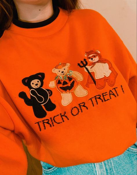 Halloween Sweatshirt Aesthetic, Halloween Sweaters Aesthetic, Graphic Tees Halloween, Halloween Sweater Aesthetic, Halloween Shirts Aesthetic, Spooky Clothes Aesthetic, Cute Fall Halloween Outfits, Halloween Sweatshirt Outfit, Cozy Halloween Outfits