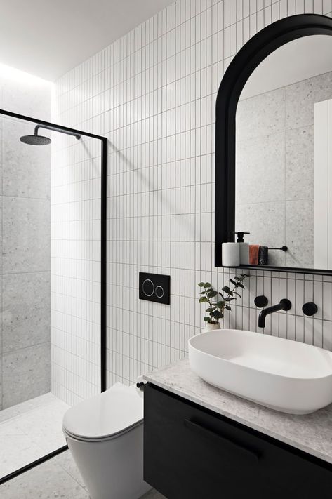 Monochrome House Interiors, Bathroom Flooring Ideas, Small Space Bathroom Design, Black Tile Bathrooms, Dark Bathroom Ideas, Natural Stone Bathroom, Monochrome Bathroom, Dark Bathroom, Bathroom Design Small Modern