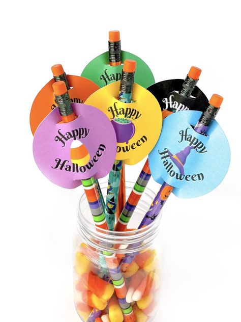 Free Printable Halloween Pencil Toppers - Simply Bessy Toothbrush Halloween Favor, Halloween Pencil Toppers, Halloween Free Printables, Halloween Pencils, Halloween Candy Bar Wrappers Free Printable, Pencil Toppers Diy, Halloween Treat Bag Toppers Printable, Halloween Candy Bar Wrappers Printables, Halloween Bingo Free