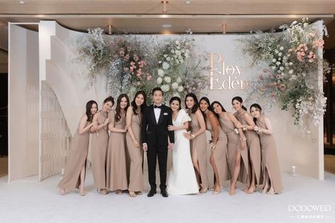 Minimal Wedding Decor, Indoor Wedding Decorations, Wedding Stage Backdrop, Pre Wedding Photoshoot Outfit, Neutral Wedding Colors, Minimalist Wedding Decor, Wedding Entrance Decor, Wedding Stage Design, Diy Wedding Backdrop