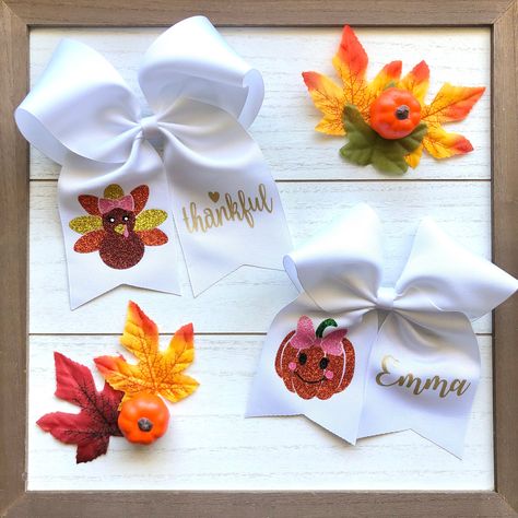 These adorable Cheer bows are perfect to complete any Thanksgiving or fall outfit! It measures approx. 7 inches. Made with 3 inch grosgrain ribbon, and glitter and metallic iron-on vinyl. On the back is finished off with a partially lined alligator clip.  Custom orders are welcome! Please message me if there are any questions.  Thank you for your interest! Minnie Mouse Favors, Turkey Bow, Thanksgiving Hair Bows, Pumpkin Hair, Thanksgiving Hair, Woman Costumes, Rainbow Lollipops, Leopard Print Headband, School Hair Bows