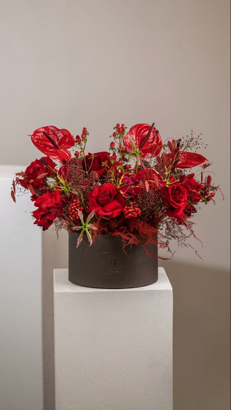 Modern Valentines Flowers, Valentines Flower Arrangements Ideas, Red Flower Arrangements, Luxury Flower Arrangement, Valentine Flower Arrangements, White Flower Arrangements, Low Centerpieces, Creative Flower Arrangements, Floral Arrangements Diy