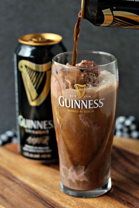 Chocolate Guinness Float are a delicious boozy dessert you can pull together in no time at all. Heavenly! Food Cravings Dinner, Chocolate Extract, Guinness Chocolate, Float Recipes, Beer Photography, Guinness Beer, Boozy Desserts, Healthiest Seafood, Irish Recipes