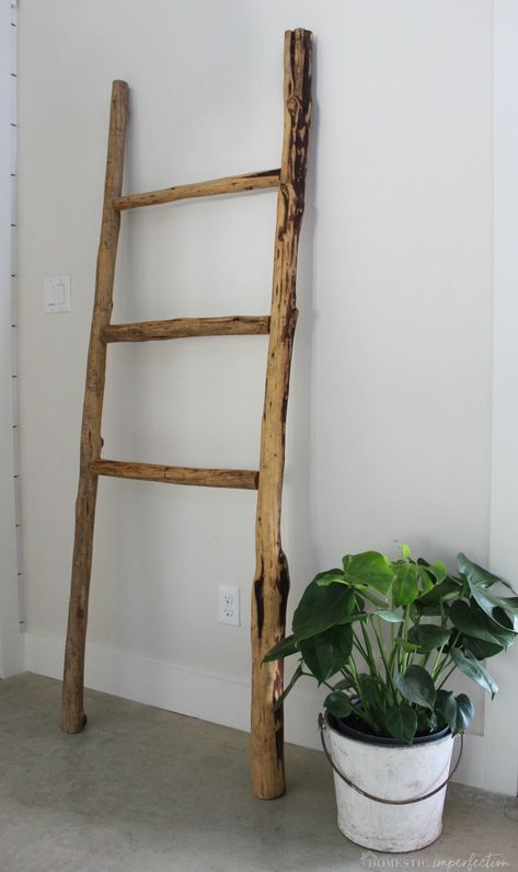 How to make a wooden blanket ladder Rustic Blanket Ladder Diy, Ladder Repurpose Ideas, Throw Blanket Ladder Easy Diy, Pine Blanket Ladder, Western Blanket Ladder, Woodworking Blanket Ladder, Rustic Blanket Ladder, Wood Blanket Ladder, Repurposed Ladders