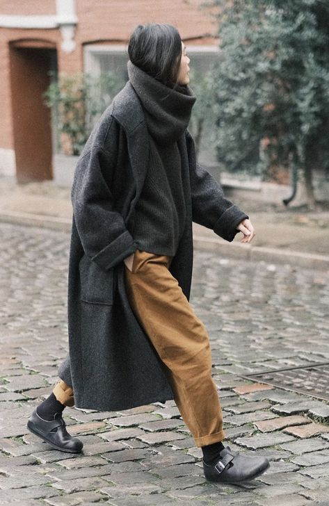 Birkenstock Outfit, Skandinavian Fashion, Comfy Chic, Mode Casual, Style Inspiration Fall, Brown Pants, Looks Chic, Mode Inspo, 가을 패션