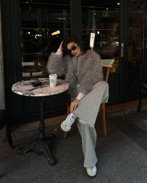 @mango fur coat 🐈‍⬛ | Instagram Grey Fur Coat Outfit, Grey Fur Jacket, Faux Fur Coats Outfit, Fur Jacket Outfit, White Fur Jacket, Grey Faux Fur Coat, Winter Clothes Women, Fur Outfit, Fur Coat Outfit