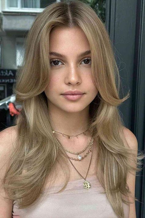 Check out the newest hair trendy taking over the internet! The butterfly haircut is iconic yet irresistible! Blonde Hair Cuts Medium, Straight Brunette Hair, Fall Blonde Hair Color, Fall Blonde Hair, Butterfly Haircut, Icy Blonde Hair, Blonde Haircuts, Edgy Hair, Curtain Bangs