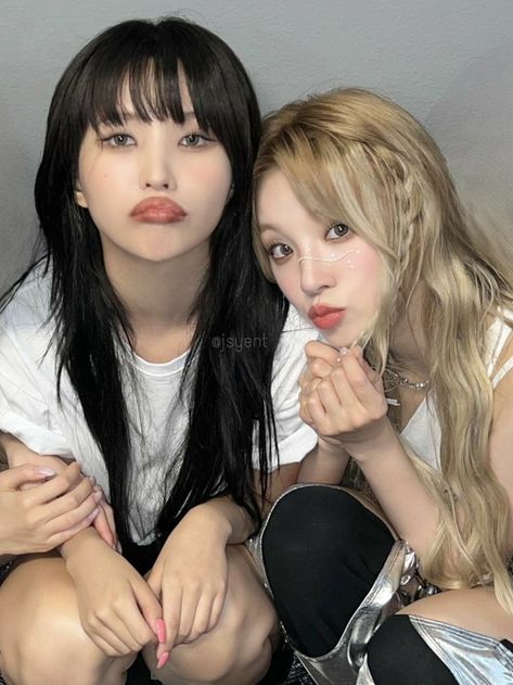 (g)i-dle Soyeon and yuqi Soyeon And Yuqi, G I Dle Wallpaper, G-idle Soyeon, G-idle Yuqi, Perfect Sisters, I Love You Baby, The Big Four, Cube Entertainment, Extended Play