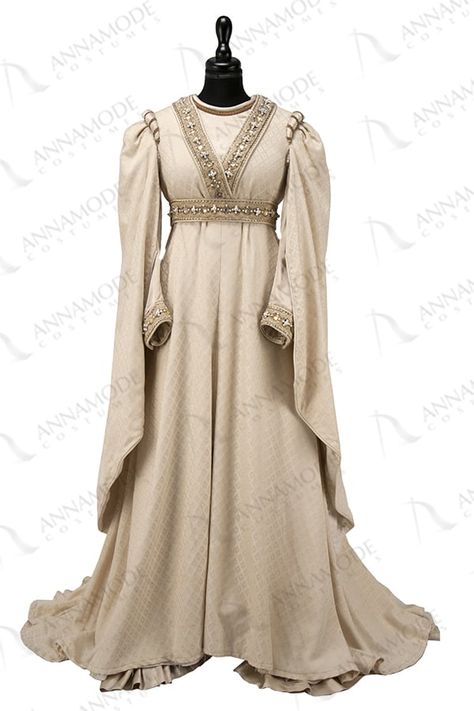 Woman pellanda in beige diamond-patterned cotton, with sleeve, comb and underskirt in beige shantung lanaseta; to decorate the whole border and stop belt in gold gallons and white pearls. Vestidos Medieval, 1700 Dresses, Midevil Dress, Warrior Clothing, 1500s Fashion, Historic Dresses, Dream Costume, Medieval Dresses, Medieval Gown