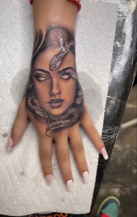 Full Hand Tattoos For Women Unique, Exotic Tattoos, Herren Hand Tattoos, Full Hand Tattoo, Medusa Tattoo Design, Hand Tattoos For Girls, Cute Hand Tattoos, Hand And Finger Tattoos, Palm Tattoos