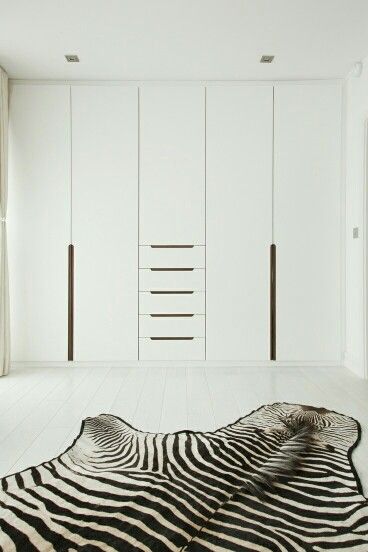 Nice Fitted Wardrobes Bedroom, Armoire Storage, Zebra Rug, Bedroom Cupboards, Bedroom Cupboard, Fitted Bedrooms, White Wardrobe, Diy Wardrobe, Wardrobe Handles