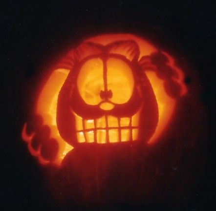 Anyone else remember the Garfield Halloween special with the ghost pirates? That was the best! Garfield Pumpkin Carving Ideas, Garfield Pumpkin Carving, Garfield Jack O Lantern, Pumpkin Carving Ideas Garfield, Garfield Pumpkin, Grumpy Cat Pumpkin Carving, Garfield And Odie Pumpkin, Pumping Carving, Cat Carved In Pumpkin