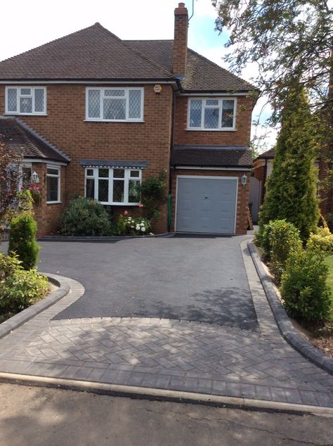 Front Driveway Ideas, Front Garden Ideas Driveway, Front Garden Ideas, Tarmac Driveways, Block Paving Driveway, Garden Ideas Driveway, Driveway Edging, Brick Driveway, Resin Driveway