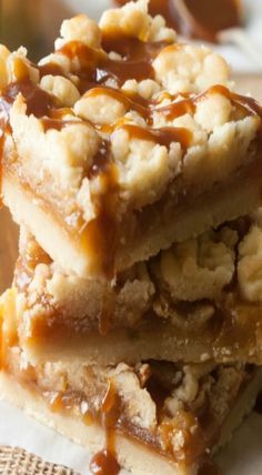 Carmel Apple Shortbread Bars, Caramel Apple Squares, Apple Pie Shortbread Bars, Apple Carmel Bar, Canned Apple Desserts, Apple Shortbread, Shortbread Crumble, Pumpkin Bread Pudding, Apple Pie Bars