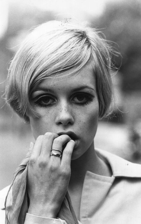 Hair inspiration for 2020: The most iconic short haircuts of all time | Vogue Paris Twiggy Haircut, Twiggy Lawson, Twiggy Hair, Twiggy Model, Long Natural Curls, Iconic Photographs, Twiggy Fashion, Mia Farrow, Cameron Diaz