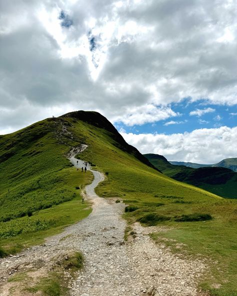 Ticked off my first EVER Wainwright 🔺🏔️ where have I been till now? My first first to Lakes and it’s deffo making a good impression! The perfect sunny day to summit Catbells via Allerdale ramble. I feel the photos don’t do the views justice, everywhere you turned there was gorgeous views for miles! 😍 📍 Catbells, Keswick, Lake District National Padk #lakedistrictcamping #lakedistrict #campervan #catbells #keswick #mountains #hiking #scrambling #mountainviews #fyp #wainwrights #lakedistr... Catbells Lake District, Hiking England, Lake District Camping, Keswick Lake District, Lake District Walks, Hiking Girl, Lake District England, Mountains Hiking, Gorgeous View