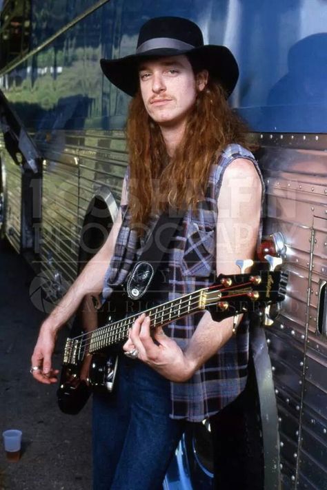 Cliff Burton! In Detroit \m/ Cliff Em All, Ross Halfin, Bass Guitar Lessons, Cliff Burton, Kirk Hammett, We Will Rock You, Nikki Sixx, Easy Guitar, Guitar Tips