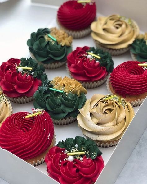 These green, red, and gold cupcakes are truly beautiful and would make the perfect dessert at your Christmas dinner party or any other gathering around the holiday season. #Christmas #ChristmasParty #ChristmasPartyIdeas #Cooking #Cake #Cakes #Cupcake #Yummy #Baking #Cupcakes #CupcakeRecipes #CupcakeIdeas #BakingIdeas Decadent Recipes, Christmas Cupcakes Recipes, Cranberry Dessert, Christmas Cake Pops, Christmas Cake Designs, Holiday Cupcakes, Cupcake Cake Designs, Dessert Aux Fruits, Christmas Cake Decorations