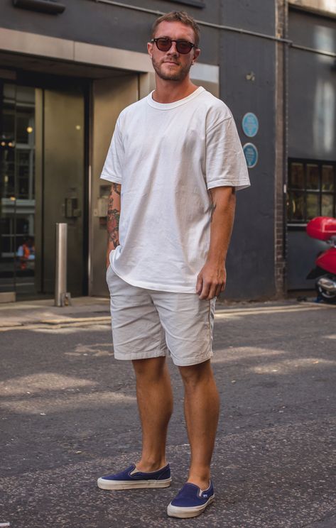 Men’s Warm Weather Outfits, Man Tshirt Style, Tshirts For Men Casual, Mens Casual Outfits Summer Street Style, Street Style Men Summer, White Tshirt Outfit For Men, Casual Street Wear Men, White Men Outfit, Summer Men Style