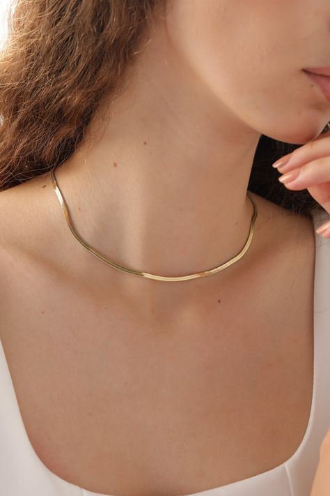 We creating this handmade flat snake chain necklace you see mother using 925 sterling silver and 14k gold. It is the perfect accessory that will suit your shine or make it feel special. It will be a unique gift that will add meaning to your precious days such as graduations, birthdays, mother's days, wedding events. If you like the personalized jewelry we have created for you, you can look at we other designs here: https://www.etsy.com/shop/DaintyPersonalizedCo Check out our social media @dainty Flat Necklace Gold, Chain For Women Neck, Snake Gold Necklace, Gold Chains For Women Design, Flat Snake Chain Necklace Gold, Chain Designs Gold Women, Aesthetic Gold Chain, Minimal Necklace Silver, Flat Gold Necklace