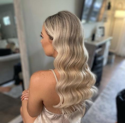 Glam Wave Wedding Hair, Prom Hair Hollywood Curls, Wedding Hairstyles Glam Waves, Prom 2024 Hairstyles Down, Bridesmaid Hairstyles Hollywood Curls, Blonde Hair Bridesmaid, Wedding Guest Hairstyles Long Curls, Strapless Prom Hairstyles, Hollywood Waves Hair Wedding