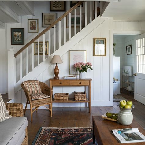 Corner Staircase Ideas💖💖💖 Cottage Style Staircase, Open Plan Staircase, Cottage Staircase Ideas, Corner Stairs Decor, Exposed Staircase, Staircase Nook, Corner Staircase, Staircase Landing Decor, Open Staircase Ideas