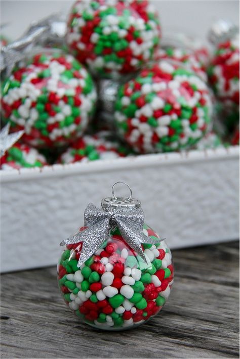 If you are looking for a simple holiday decorating or gift idea, I've got the perfect one, and it's so easy that kids can do it. The directions for making these candy filled ornaments is over at the Nestlé site Simply Celebrate. Disclosure: I was compensated by Nestlé for the creation of content on Simply Celebrate. Candy Filled Ornaments, Filled Ornaments, Christmas Candy Gifts, Candy Crafts, Christmas Favors, Christmas Party Favors, Cadeau Diy, Fun Craft, Candy Gifts