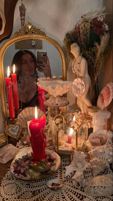 Poses Selfie, Deco Studio, Witches Altar, Dreamy Room, Witch Aesthetic, Dream Room Inspiration, Room Makeover Inspiration, Decoration Idea, Home Decorating Ideas