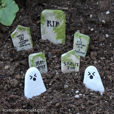 Headstone painted rocks for a miniature fairy garden with spooky ghosts rock painting idea Painted Ghost Rocks, Ghost Rocks Painted, Love Painted Rocks, Ghosts In The Graveyard, Halloween Painted Rocks, Halloween Headstone, Halloween Gravestones, Corn Painting, Monster Rocks