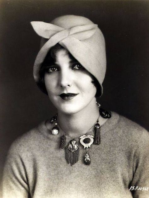 Jean Arthur (born Gladys Georgianna Greene; October 17, 1900 – June 19, 1991) Flapper Jewelry, Jean Arthur, Love Hat, Roaring Twenties, Silent Film, 1920s Fashion, Golden Age Of Hollywood, Belle Epoque, Vintage Beauty