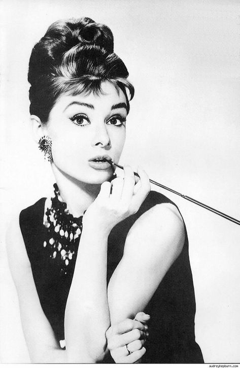 Sabrina Audrey Hepburn, Audrey Hepburn Drawing, Audrey Hepburn Wallpaper, Audrey Hepburn Pixie, Audrey Hepburn Hair, Audrey Hepburn Costume, Audrey Hepburn Outfit, Audrey Hepburn Roman Holiday, Audrey Hepburn Dress