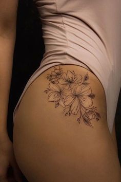 Discreet Tattoos For Women, Flower Hip Tattoos, Hip Tattoo Designs, Side Thigh Tattoos, Tato Minimal, Hip Thigh Tattoos, Hip Tattoos Women, Bff Tattoos, Tattoo Girls