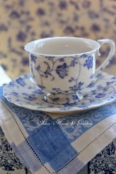 House Gardens, Blue Cottage, Pretty China, White Dishes, Blue And White China, White China, My Cup Of Tea, Tea Cups Vintage, China Patterns