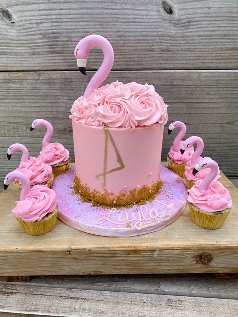 Flamingo Bday Cake, Flamingo Cake Design, Simple Flamingo Cake, Flamingo 1st Birthday Cake, 4h Cupcakes Ideas, Flamingo Birthday Cake Ideas, Flamingo Birthday Cakes, Flamingo Cupcakes Ideas, Flamingo Cake Birthday